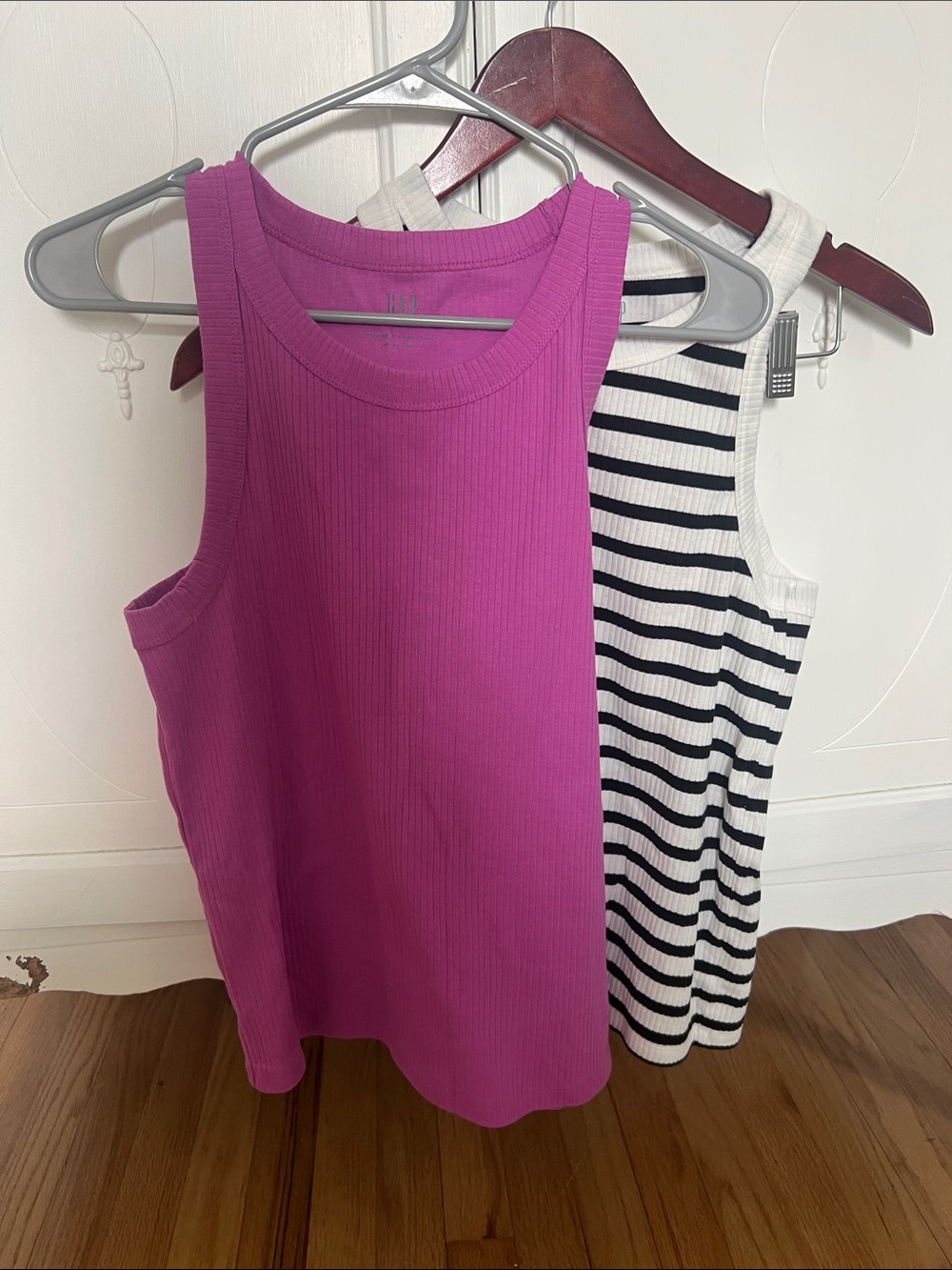 2 GAP High Neck Ribbed Tank - Magenta and black/white stripe